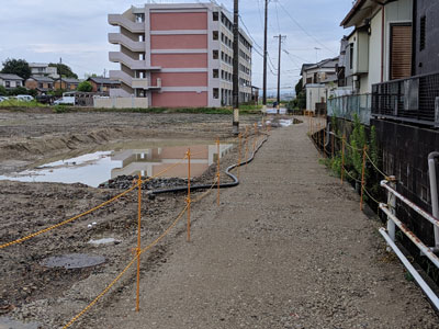 宮下住宅建替の第3期工事で、新築住宅入居者の西側通過道路(左の写真)がなくなってしまいました。日本共産党山口はるみ議員が対策を求め東側に付け替えがされました。