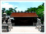 古式な様式の屋根を見せる神明社