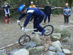 �M�������[�Ɉ͂܂�c