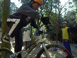 ���l�̎��]�ԂŃG���g���[