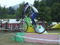 �I�[�v���N���X�͓�Փx���