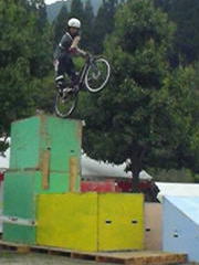 �}�X�^�[�͂����Ŕ�э~��