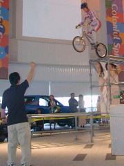 ���܂�ɏ����ȉ摜�ŒN�����킩��܂���