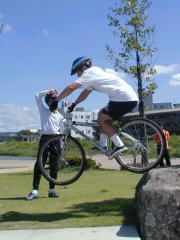 �������ŃJ�������\���Ă���͎̂�Î҂̉��c����ł�