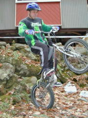 �f�̍�������Ɠ��������_�j�G���ŃW�����v���܂���