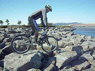 �֎q�t�����]�ԂŃg���C��