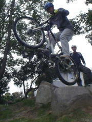 �P�Z�N�@�n�t�s��O�̔�э~��