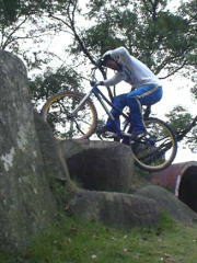 �T�Z�N�@�j���C���ōU�߂Ă��܂��B