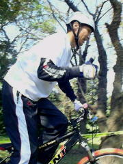 �g���C���ɕЎ�n���h���H