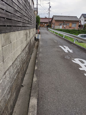 三度山3丁目ららくる駐車場隣のフタなし側溝。来年6月末に工事完了予定