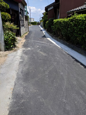 半崎町の狭い市道の側溝にふたかけ。2020,6月完了