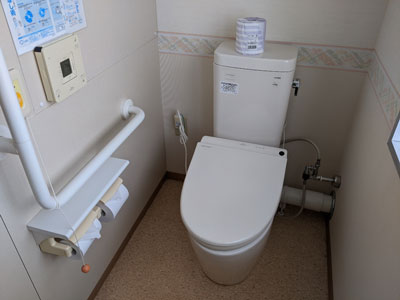 藤田医科大学病院の個室トイレ壁面仕切りのみでドアなしです。