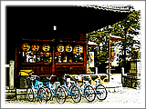 拝殿横に並ぶ景品の自転車