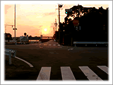 大浜水門に夕日が重なる