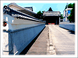 白壁が迎える寿覚寺の参道