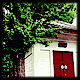 白い壁に赤い扉の堂