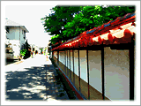 鮮やかな赤を魅せる千福寺の築塀