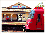 新川町駅ホームに入る赤い電車