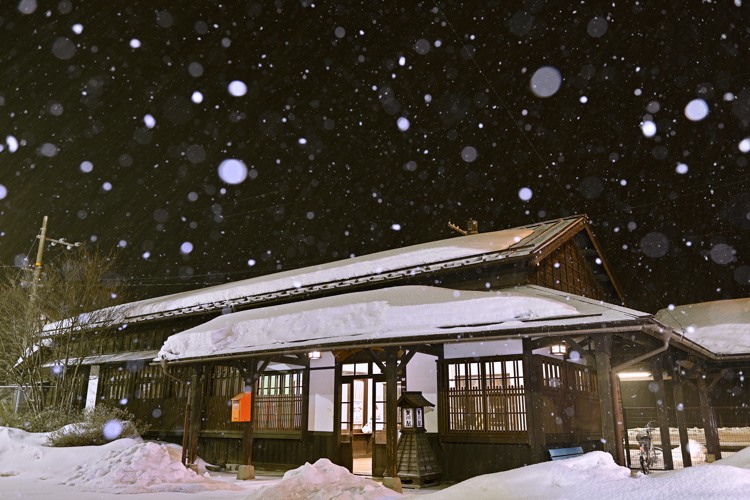 雪降る駅