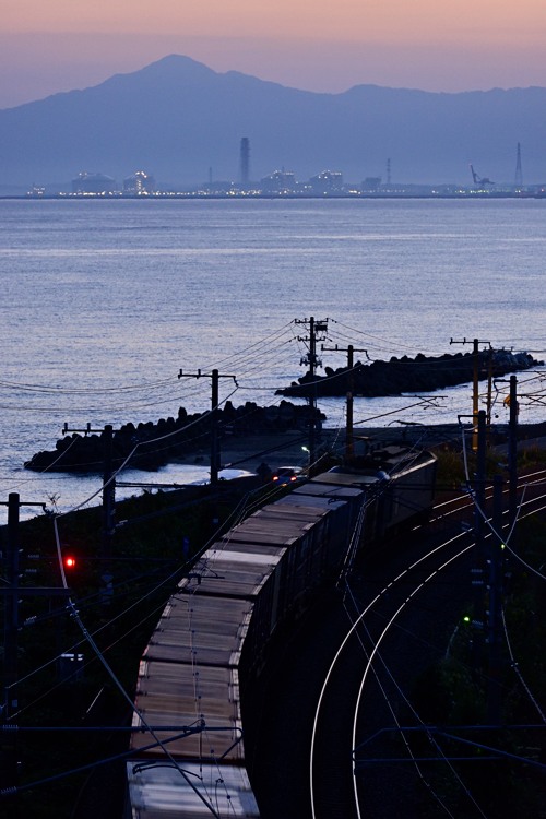 夜明けを迎える日本海縦貫線