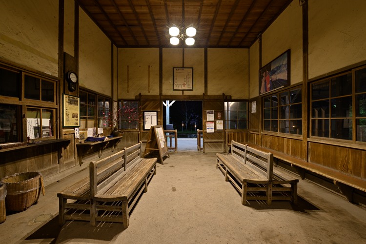 夜の木造駅舎