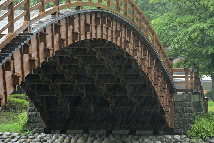 雨の大橋