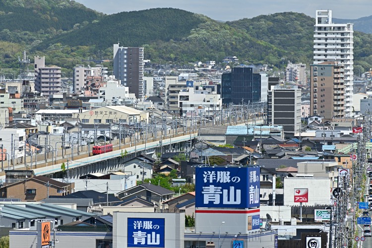 ふるさとの赤い電車〈街との繋がり〉 ふるさとの赤い電車〈街との繋がり〉